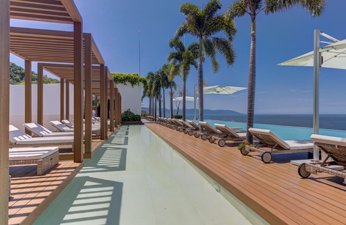 Emiliano Zapata Apartment | Ocean & Mountain View Corner Suite in Vibrant SohoPV