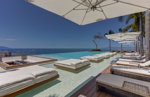 Emiliano Zapata Apartment | Ocean & Mountain View Corner Suite in Vibrant SohoPV
