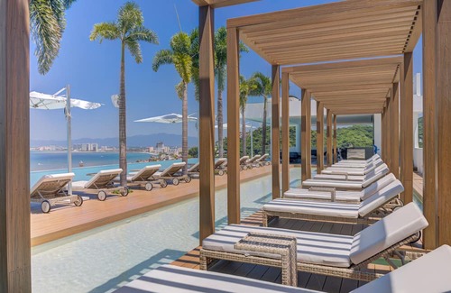 Emiliano Zapata Apartment | Ocean & Mountain View Corner Suite in Vibrant SohoPV