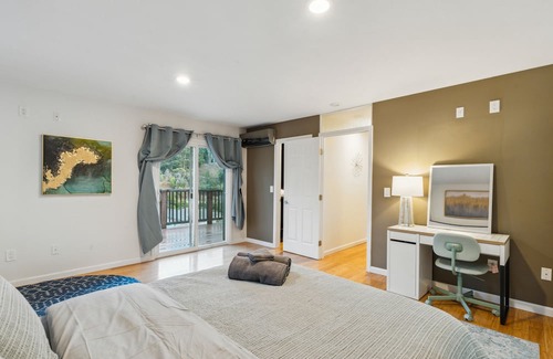 Sequoyah Apartment | Premier Oakland Oasis: Modern Amenities & Relaxing Hot Tub