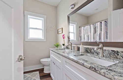 Loris House | Modern Retreat: Guest Rated 10/10, Family-Friendly Comfort