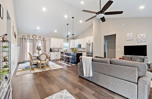 Loris House | Modern Retreat: Guest Rated 10/10, Family-Friendly Comfort