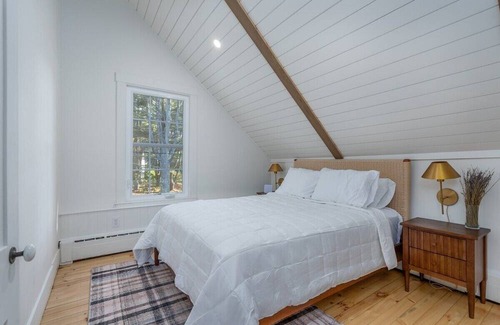 Meredith House | Charming Newly Renovated 1840 Farmhouse with Pool