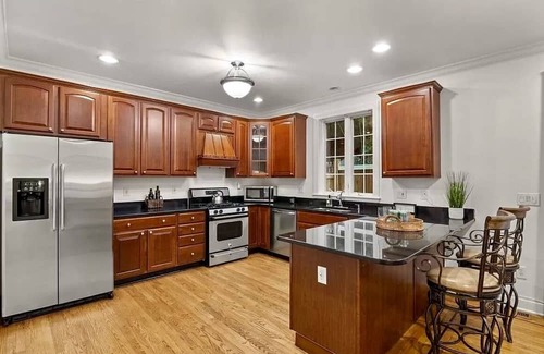 Greenwich House | Inviting Townhouse Near Bruce Park with Spa and Hot Tub
