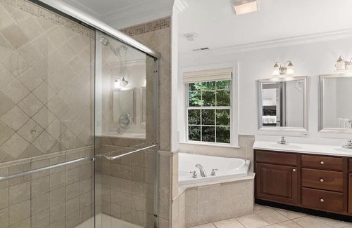 Greenwich House | Inviting Townhouse Near Bruce Park with Spa and Hot Tub