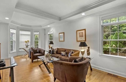 Greenwich House | Inviting Townhouse Near Bruce Park with Spa and Hot Tub