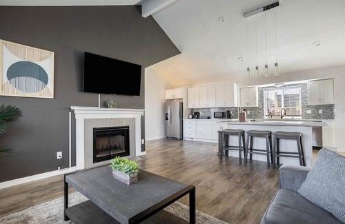 Kent House | Modern 1BR Retreat Near Shopping & Dining in Kent
