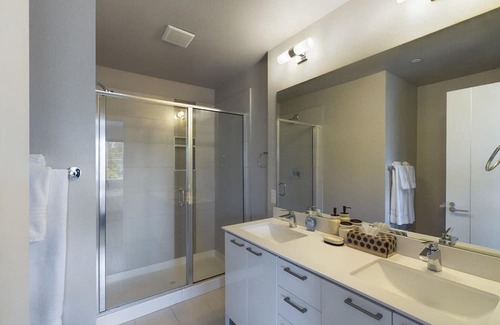 Sammamish House | Modern Sammamish 1BR with Kitchen and Pet-Friendly Options