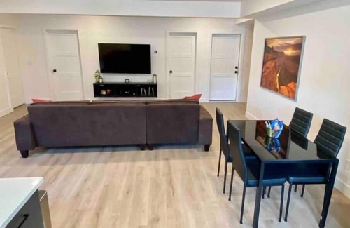 South Jordan House | Top-Rated Urban River Suite with Spa and Breakfast Included