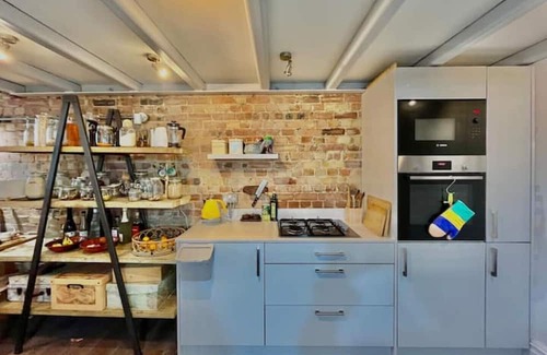 Wallington Apartment | NY style studio 26 min to London