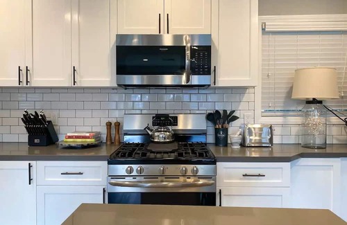 Clarkdale Condo | Remodeled Luxury Culver City Getaway, Parking, Washer/Dryer
