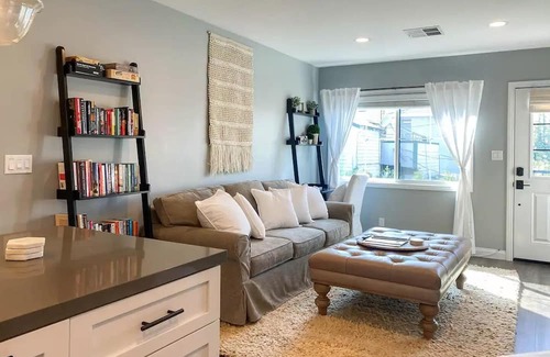 Clarkdale Condo | Remodeled Luxury Culver City Getaway, Parking, Washer/Dryer