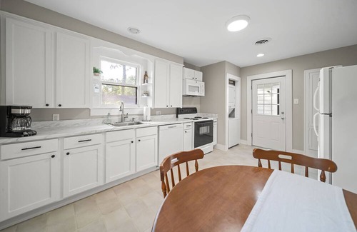 Pineville Apartment | Remodeled Historical Apt with comfortable furnishings. Safe, convenient area
