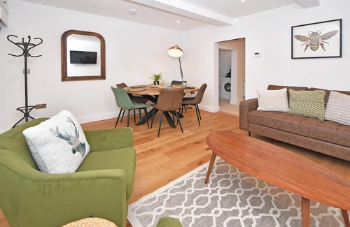 Sandbach House | Discover Comfort and Convenience at Chapel House Today!