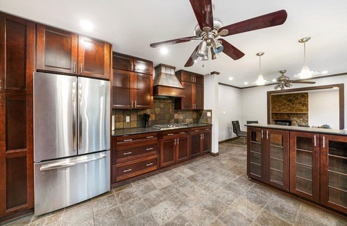 South Fallsburg House | Strictly Kosher 5 Min Walk All Year Shul-Hot Tub, Enclosed Heated Pool+ Gameroom