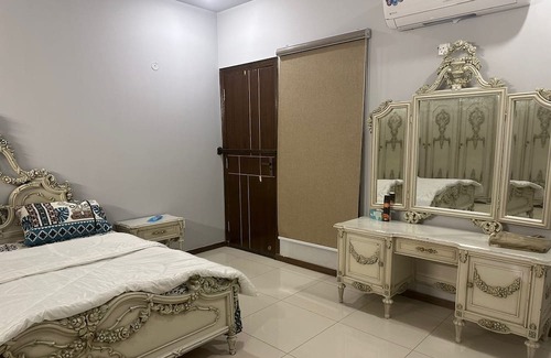 Saddar Town House | Modern Spacious Home in Clifton. Wealthy and safe area! — 5 min from Dolmen Mall