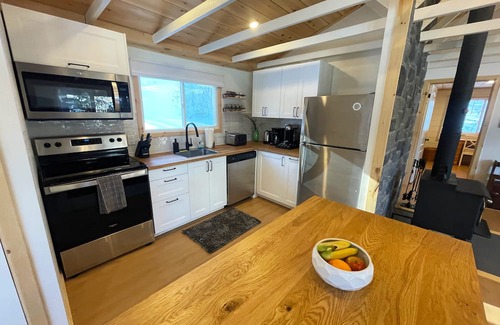 Highlands East Cabin | Relax and Recharge at Ess(on) Lake with Oceanfront Views