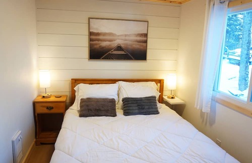 Highlands East Cabin | Relax and Recharge at Ess(on) Lake with Oceanfront Views