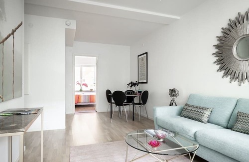 Solna Apartment | Mysigt Lägenheten Nära Stan