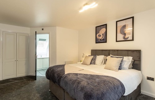 Birmingham House | Elegant Executive Home in Birmingham with Family Amenities