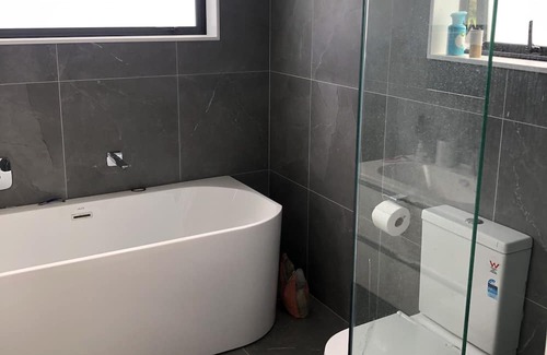Orewa House | Beautiful 4 bedroom, 3 bathroom house 2.6km from the Orewa Beach