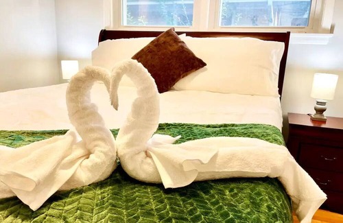 Elmhurst House | Prime Location: Pet-Friendly Hotel Near Elmhurst University