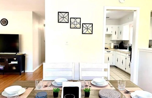 Elmhurst House | Prime Location: Pet-Friendly Hotel Near Elmhurst University