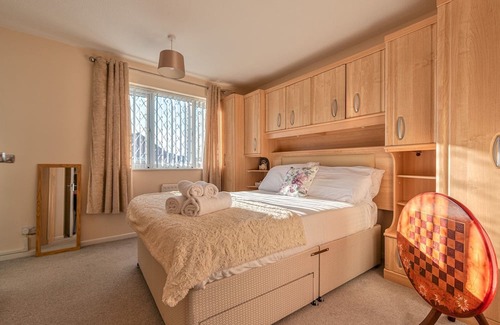 Muxton House | Inviting Detached Home with Breakfast & Family Amenities