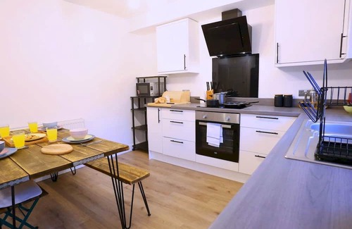 Prestwich House | Comfortable King Bed House Steps from Heaton Park