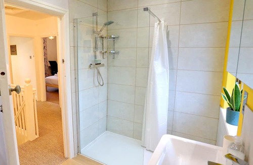 Prestwich House | Comfortable King Bed House Steps from Heaton Park