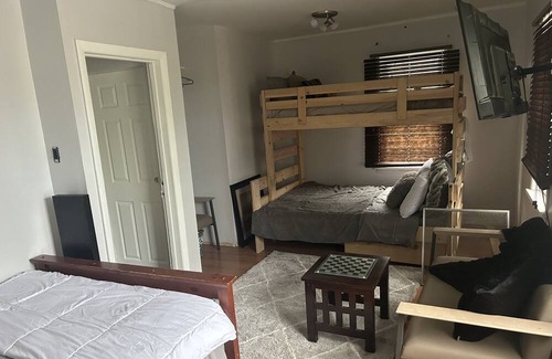 Hamilton Cottage | Rest an Relax in Dundas Cottage