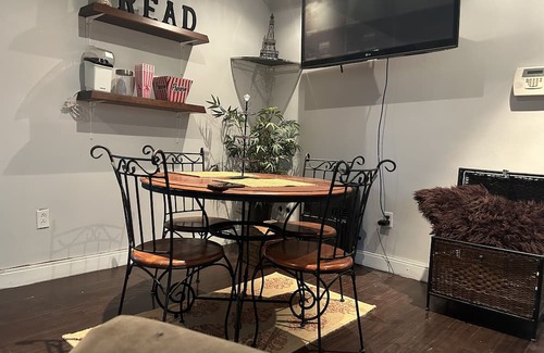 Hamilton Cottage | Rest an Relax in Dundas Cottage