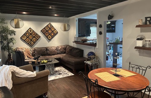 Hamilton Cottage | Rest an Relax in Dundas Cottage