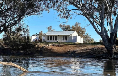 Darlington Point Cabin | Experience The River Cabin: Pet-Friendly Retreat Awaits!