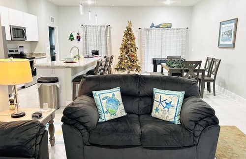 Summerfield House | Family Retreat Near Lake Weir: Fishing & Boating Awaits