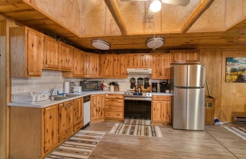 Island Park Cabin | Inviting Cozy Bear Cabin | Family-Friendly Near River