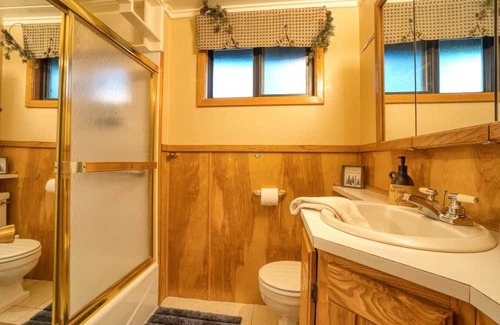 Island Park Cabin | Inviting Cozy Bear Cabin | Family-Friendly Near River