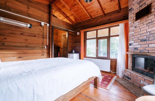 Altinova House | Charming Bungalow with Pool and Garden Oasis in Nature