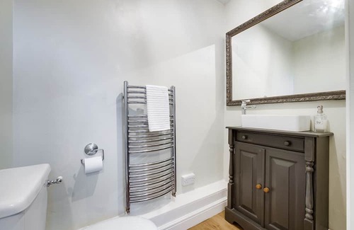 Redhill House | Historic House in Reigate with Rooftop Terrace and Kitchen