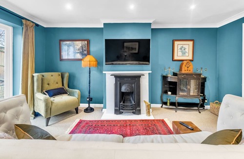 Redhill House | Historic House in Reigate with Rooftop Terrace and Kitchen