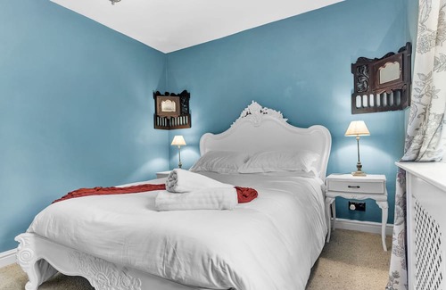 Redhill House | Historic House in Reigate with Rooftop Terrace and Kitchen