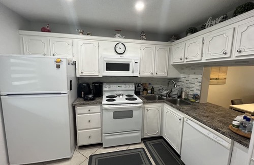 Bel Air Apartment | Beachside Retreat with Pool and Ocean View Amenities