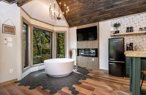 Newnata Cabin | Enchanting Treehouse Retreat with Lake Access & Full Amenities