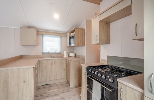 Sandyhills House | Cozy 2-Bedroom Caravan with Pool and Kitchen Amenities