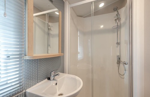 Sandyhills House | Cozy 2-Bedroom Caravan with Pool and Kitchen Amenities