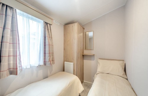 Sandyhills House | Cozy 2-Bedroom Caravan with Pool and Kitchen Amenities
