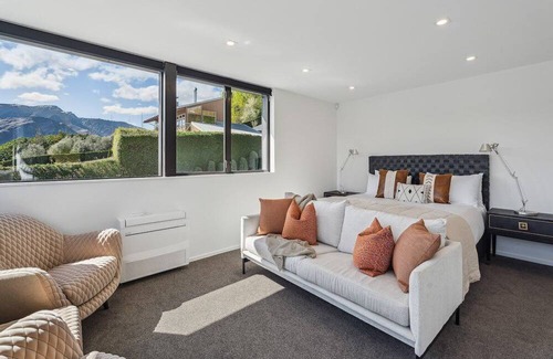 Lake Hayes House | Hawthorne House - Lake Views
