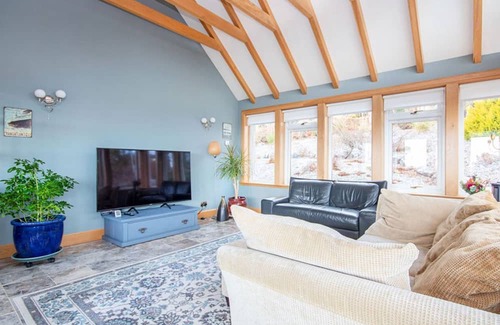 Brora Cottage | Spacious 3-Bedroom Accommodation with Oceanfront Views