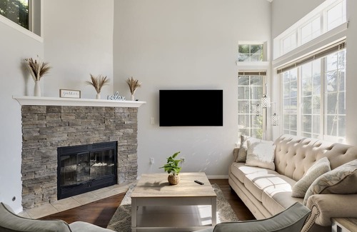 Milton House | Relaxing Hot Tub Retreat in Picturesque Milton, WA