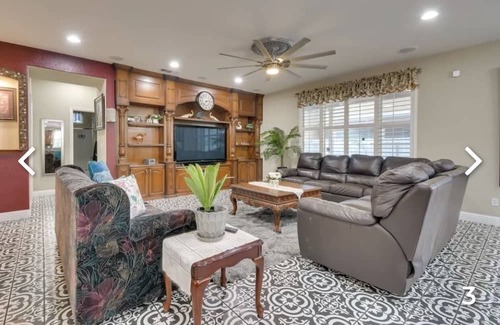 Atwater House | Spacious 7 bdrm home in Atwater. Sleeps 15! near UC Merced-